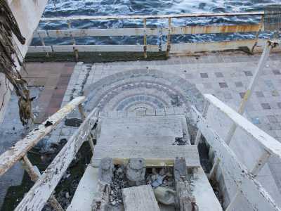 Ma prima di arrivare negli spazi che un tempo accoglievano matrimoni e concerti, scegliamo di scendere i gradini di una scala malmessa che ci porta in una terrazza che si trova a pochi metri sopra il livello del mare